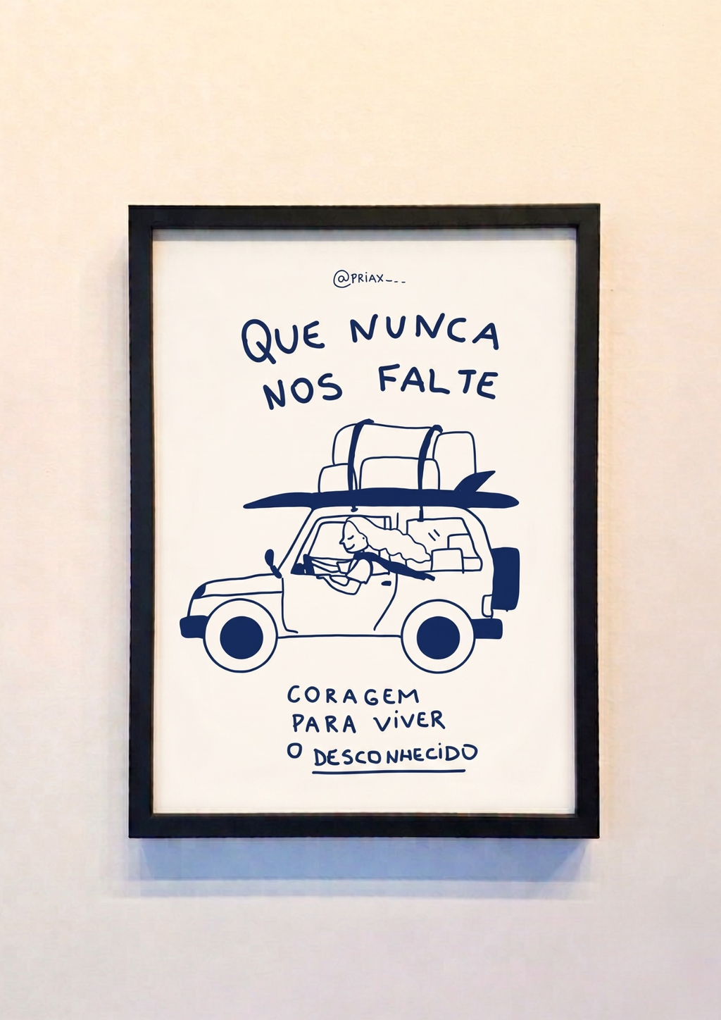 Ilustração minimalista de Priscila Maciel em azul marinho sobre fundo branco. Mostra um carro com bagagens e prancha de surf, dirigido por uma mulher de cabelos longos ao vento, com a frase 'Que Nunca Nos Falte Coragem Para Viver O Desconhecido'.