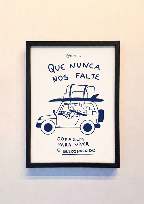 Ilustração minimalista de Priscila Maciel em azul marinho sobre fundo branco. Mostra um carro com bagagens e prancha de surf, dirigido por uma mulher de cabelos longos ao vento, com a frase 'Que Nunca Nos Falte Coragem Para Viver O Desconhecido'.