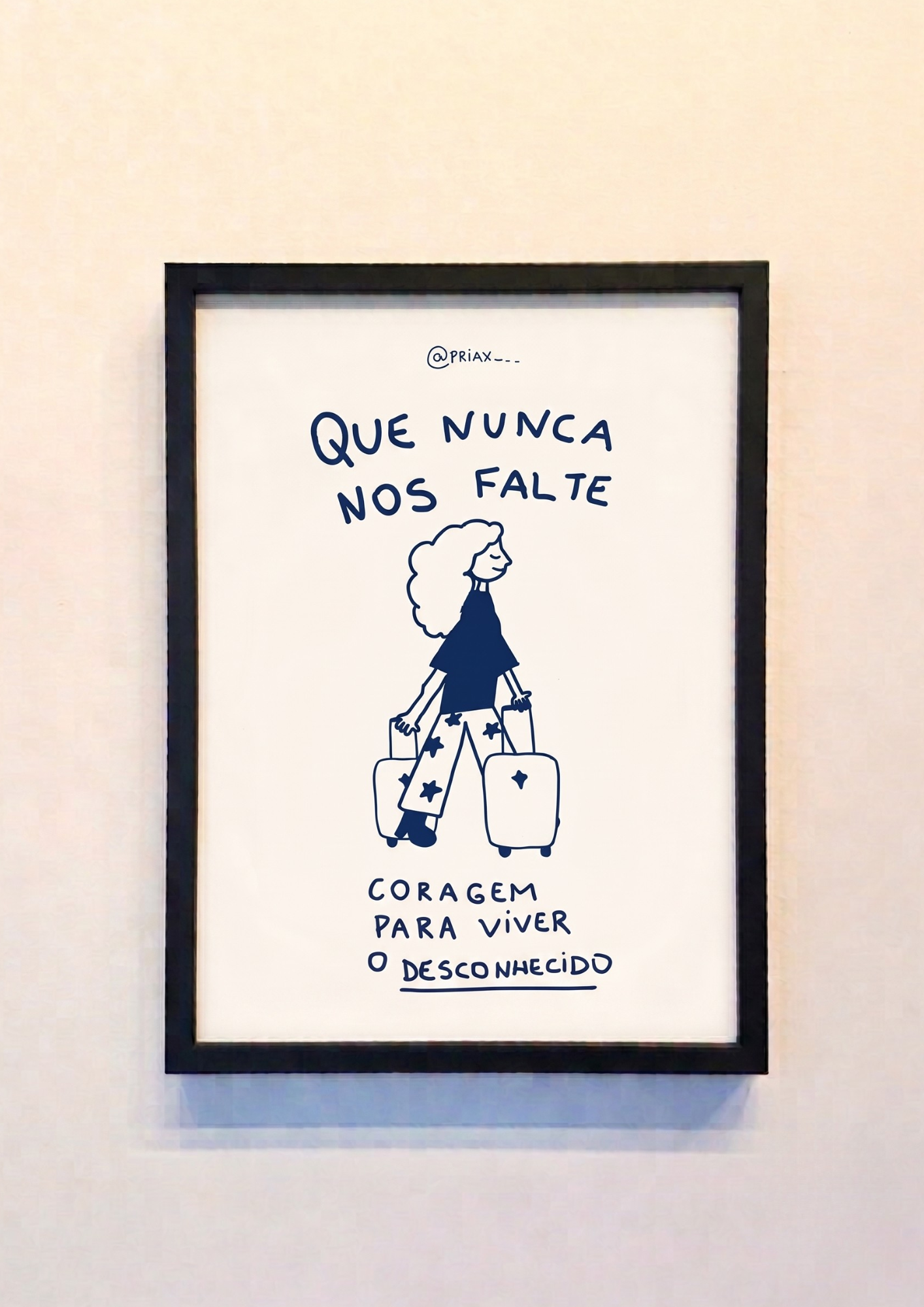 Ilustração minimalista de uma mulher de cabelos cacheados caminhando para a direita, segurando duas malas. Ela veste uma blusa escura e calça com estampa de estrelas. Acima dela, a frase "QUE NUNCA NOS FALTE". Abaixo, "CORAGEM PARA VIVER O DESCONHECIDO". A paleta de cores é azul marinho sobre um fundo creme.