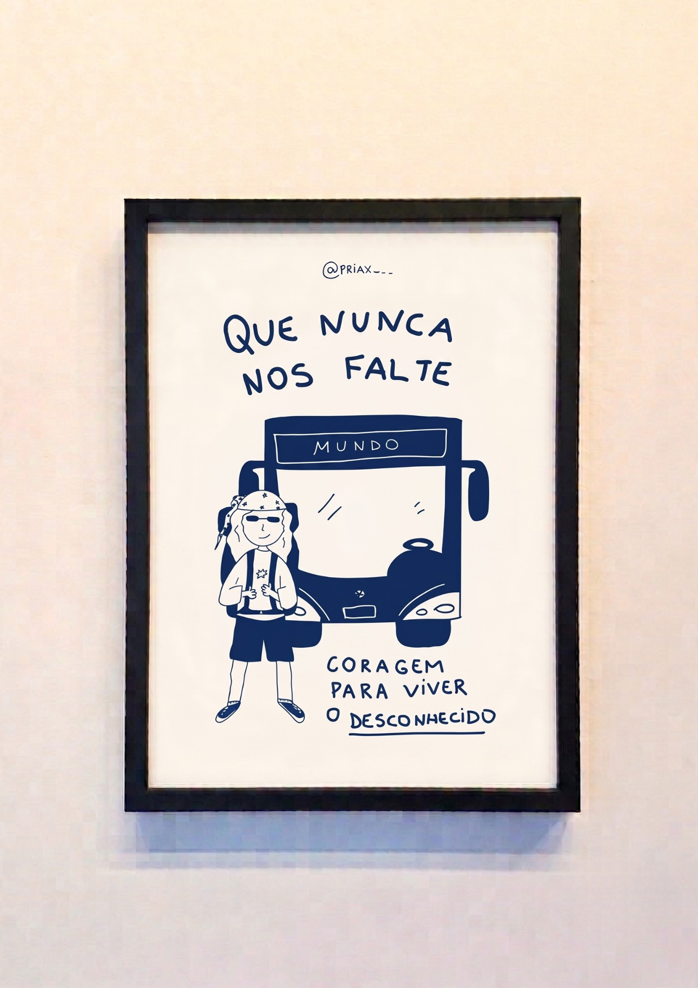 Ilustração minimalista em azul-marinho e branco de uma pessoa mochileira com óculos escuros e bandana, em frente a um ônibus com a palavra 'MUNDO'. Acima, a frase 'QUE NUNCA NOS FALTE' e abaixo 'CORAGEM PARA VIVER O DESCONHECIDO'.
