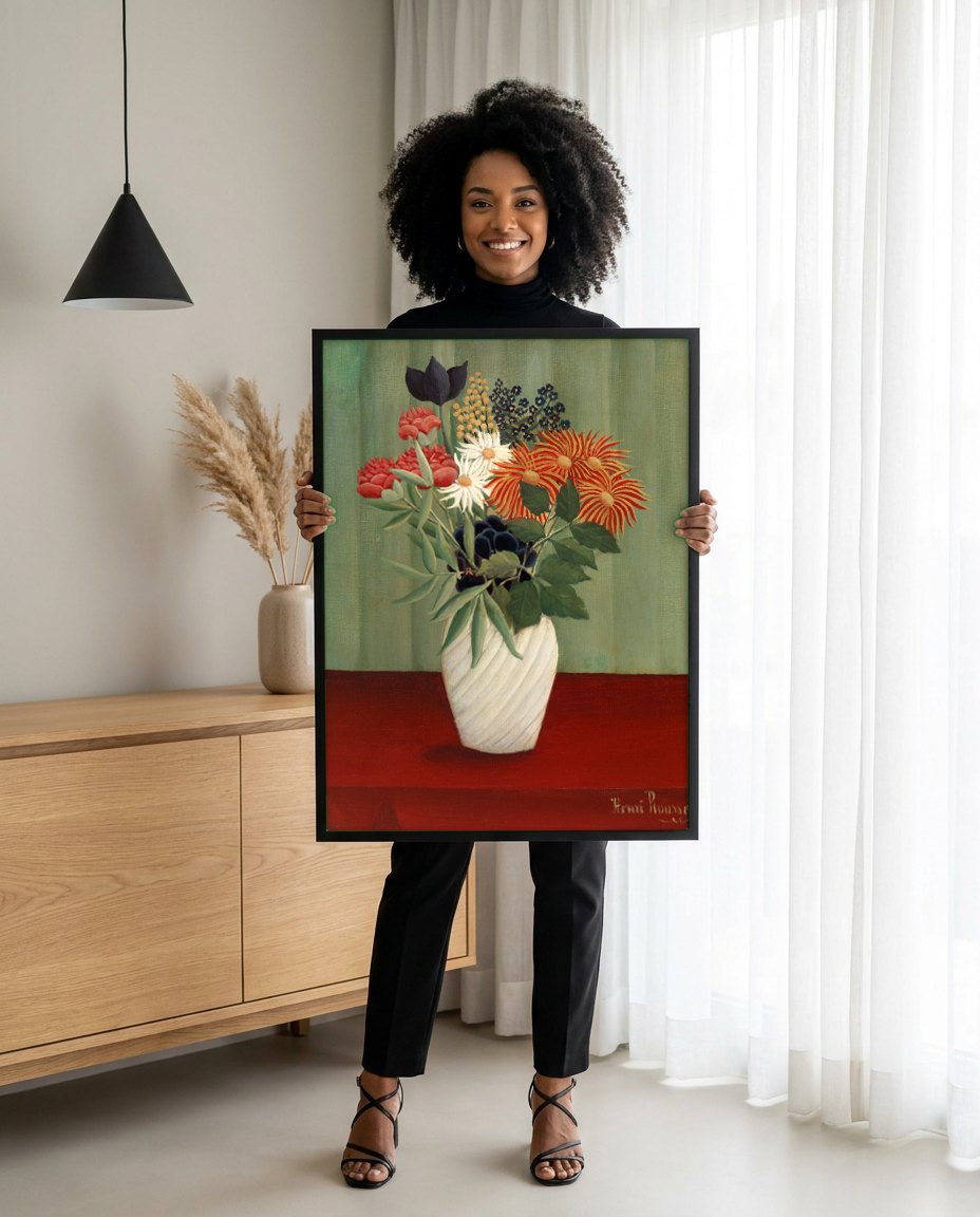 Quadro Decorativo 'Flores no Vaso' - Henri Rousseau | modelo apresentando o quadro emoldurado