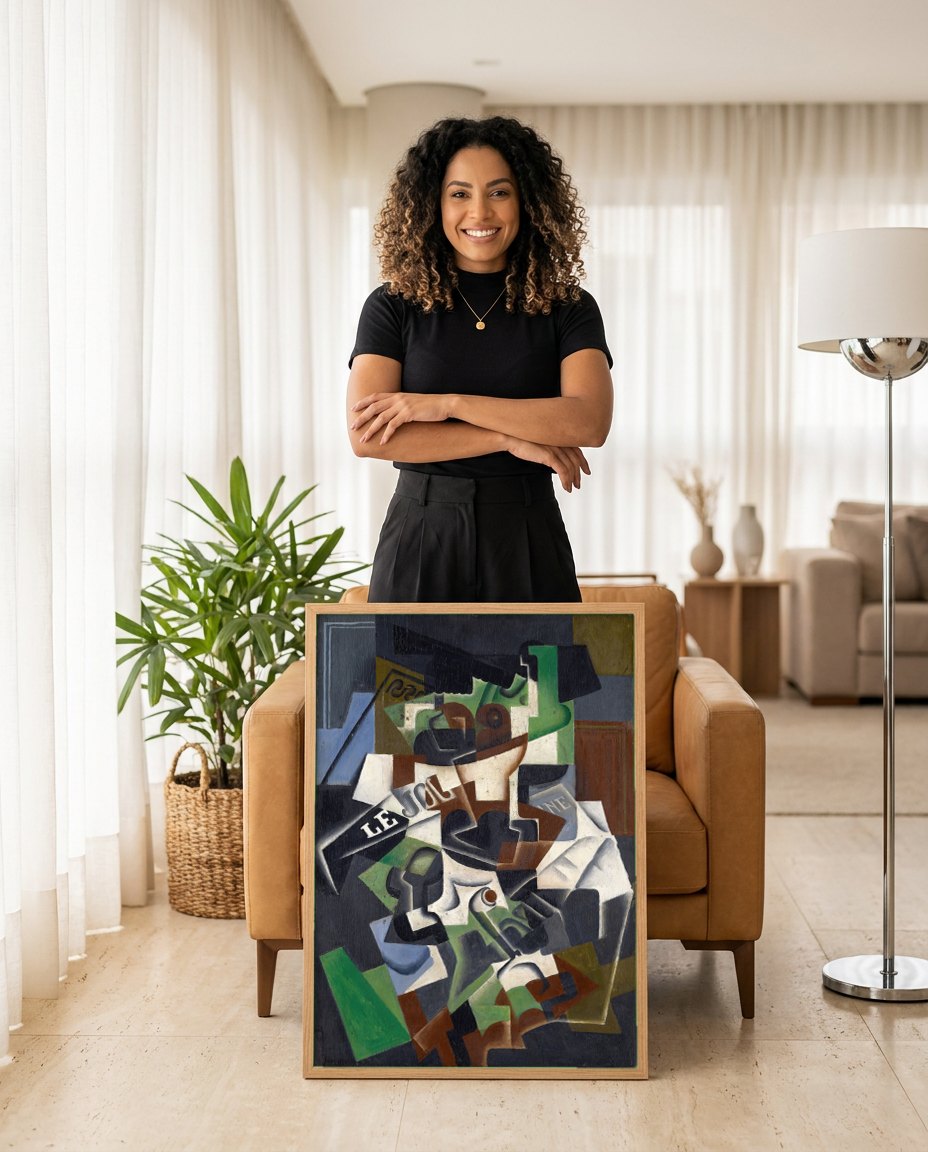 Quadro Decorativo Natureza Morta com Jornal - Juan Gris | modelo apresentando o quadro emoldurado