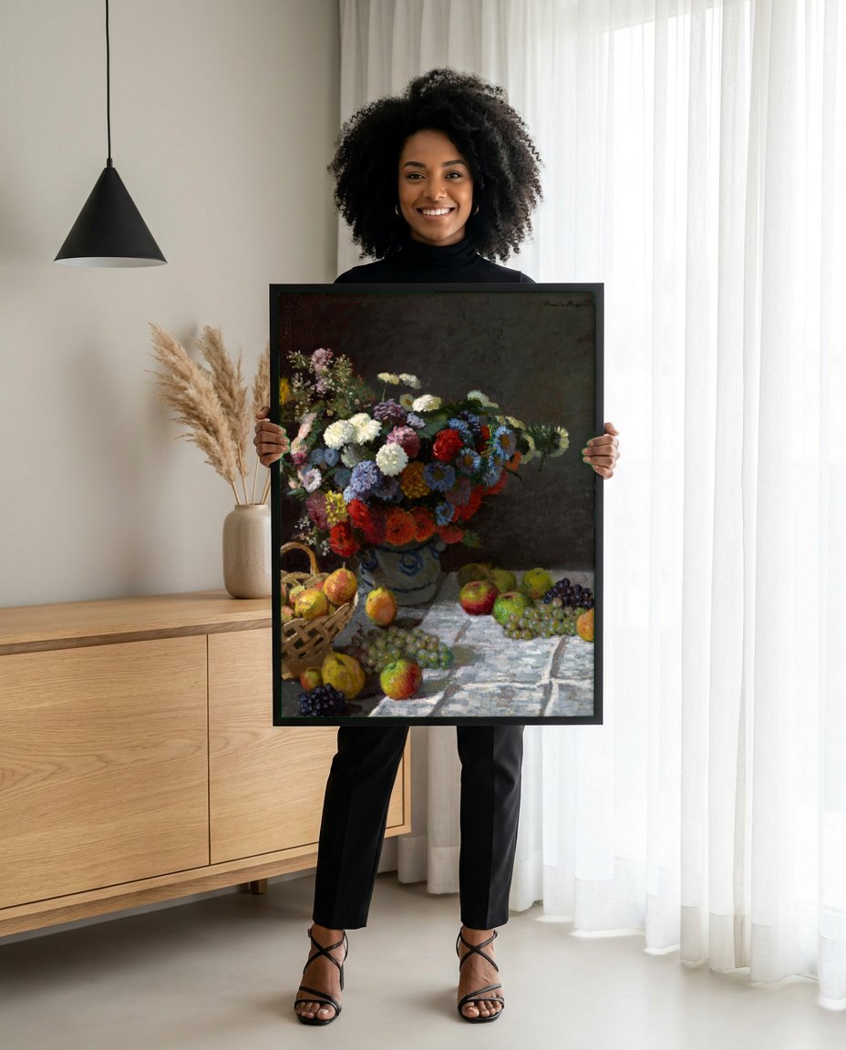Quadro Decorativo Cesto de Frutas e Flores - Claude Monet | modelo apresentando o quadro emoldurado