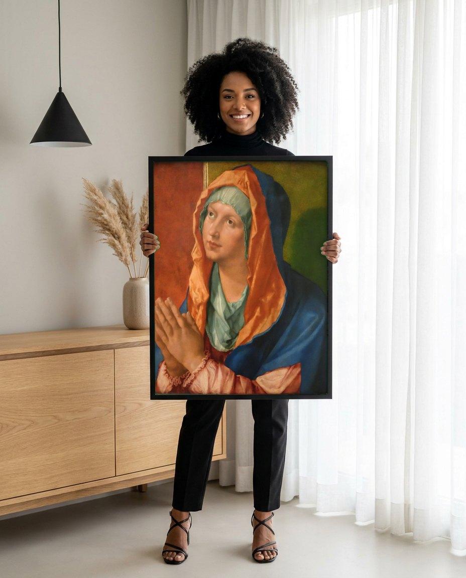 Quadro Decorativo A Virgem Orando - Dürer | modelo apresentando o quadro emoldurado