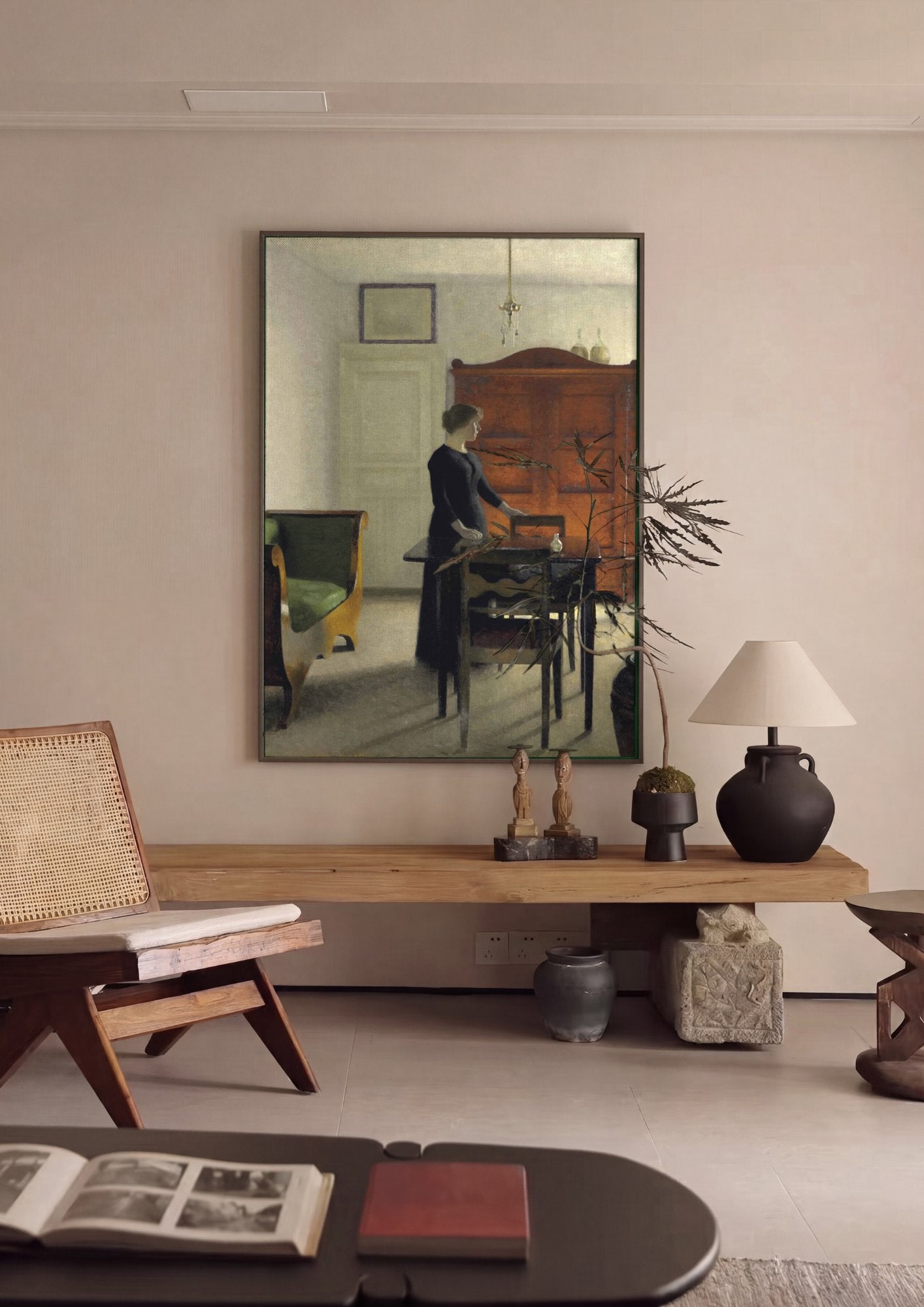 Quadro Decorativo Interior com Mulher e Armário - Hammershøi em ambiente decorado