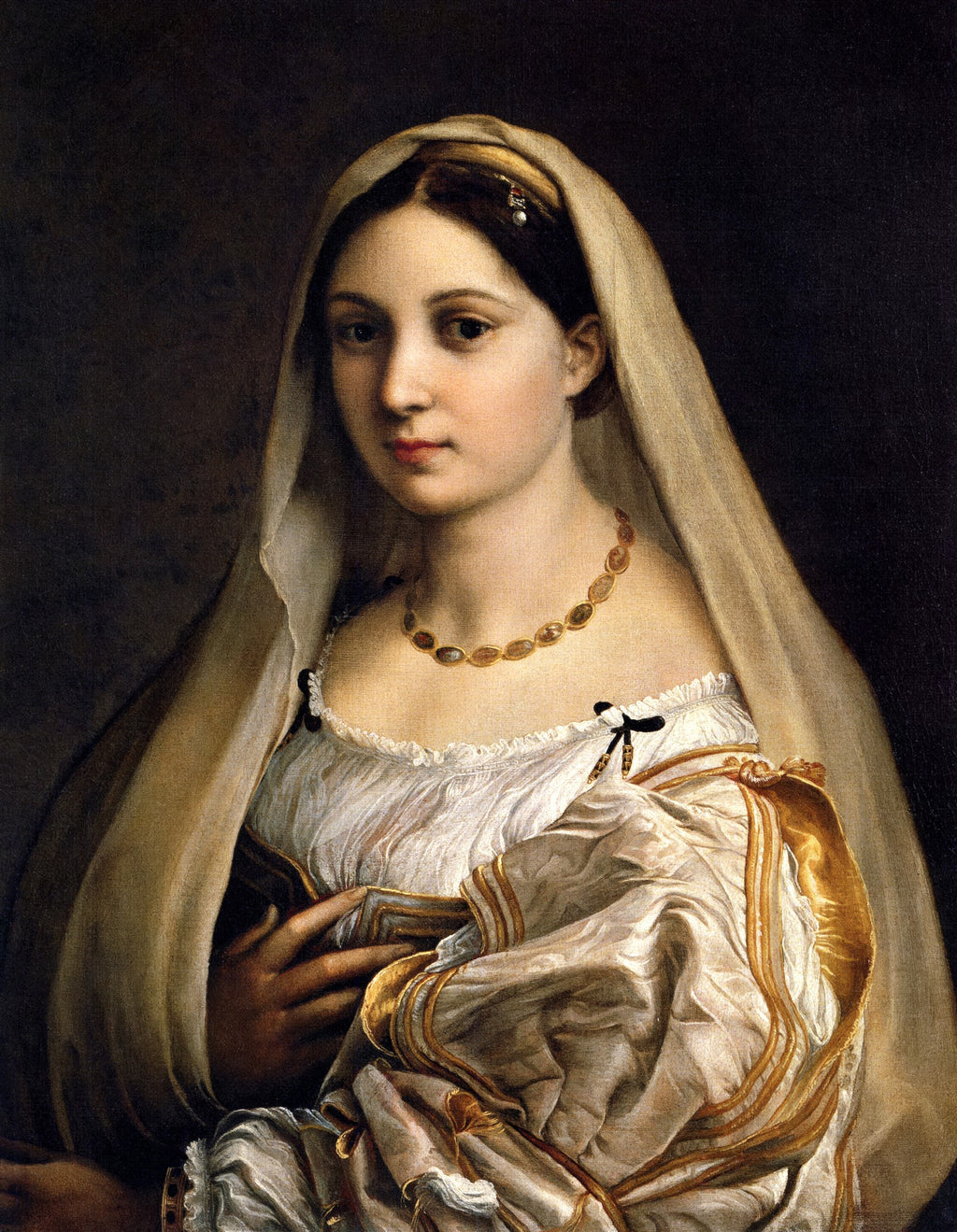 Retrato de mulher jovem com véu claro e colar de contas douradas, com seio parcialmente exposto, atribuída a Rafael. Ela tem um olhar direto e sereno.