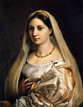 Retrato de mulher jovem com véu claro e colar de contas douradas, com seio parcialmente exposto, atribuída a Rafael. Ela tem um olhar direto e sereno.