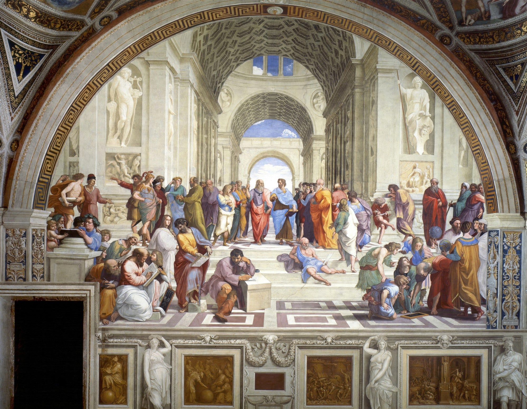 Uma pintura renascentista de Rafael, 'A Escola de Atenas', mostra uma vasta assembleia de filósofos e pensadores clássicos em um grandioso edifício abobadado, com Platão e Aristóteles no centro, rodeados por outros grupos em discussão e estudo. Cores vibrantes e arquitetura majestosa.
