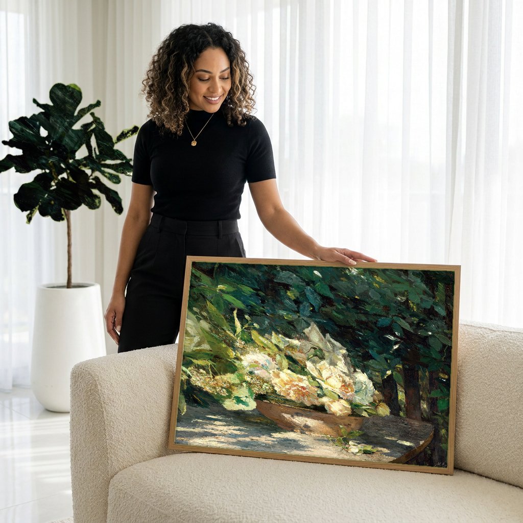 Quadro Decorativo Rosas Brancas no Jardim - Marie Egner com modelo em ambiente