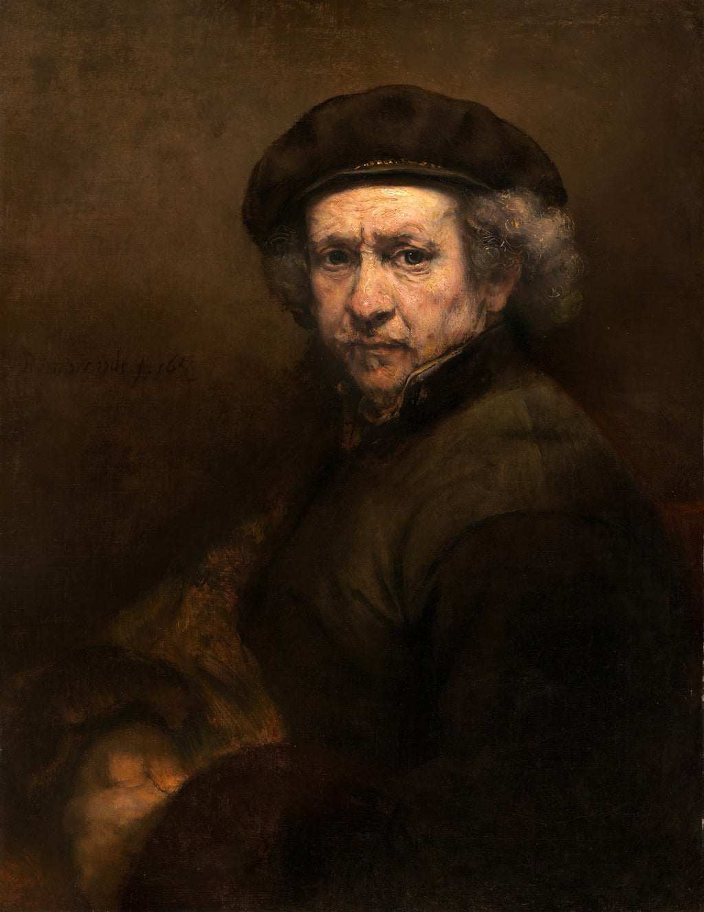 Autorretrato de Rembrandt van Rijn, um homem idoso com barrete escuro, cabelo grisalho e expressão séria, pintado em tons escuros e terrosos com iluminação dramática.