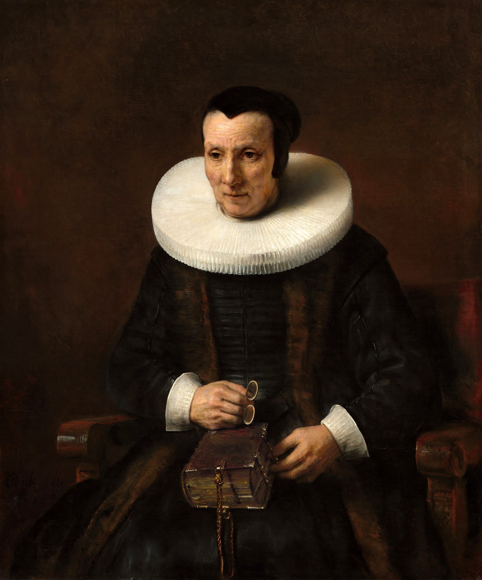 Quadro decorativo com um retrato de uma mulher idosa de Rembrandt, com gola branca plissada, segurando um livro e óculos. Fundo escuro.