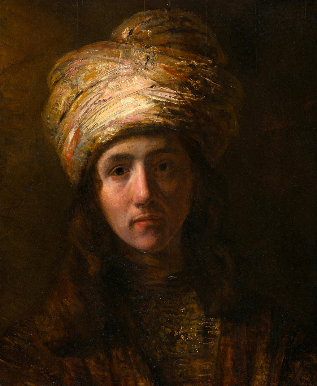 Retrato de um homem com turbante dourado e roupas escuras, pintado por Rembrandt, com fundo escuro e iluminação dramática.