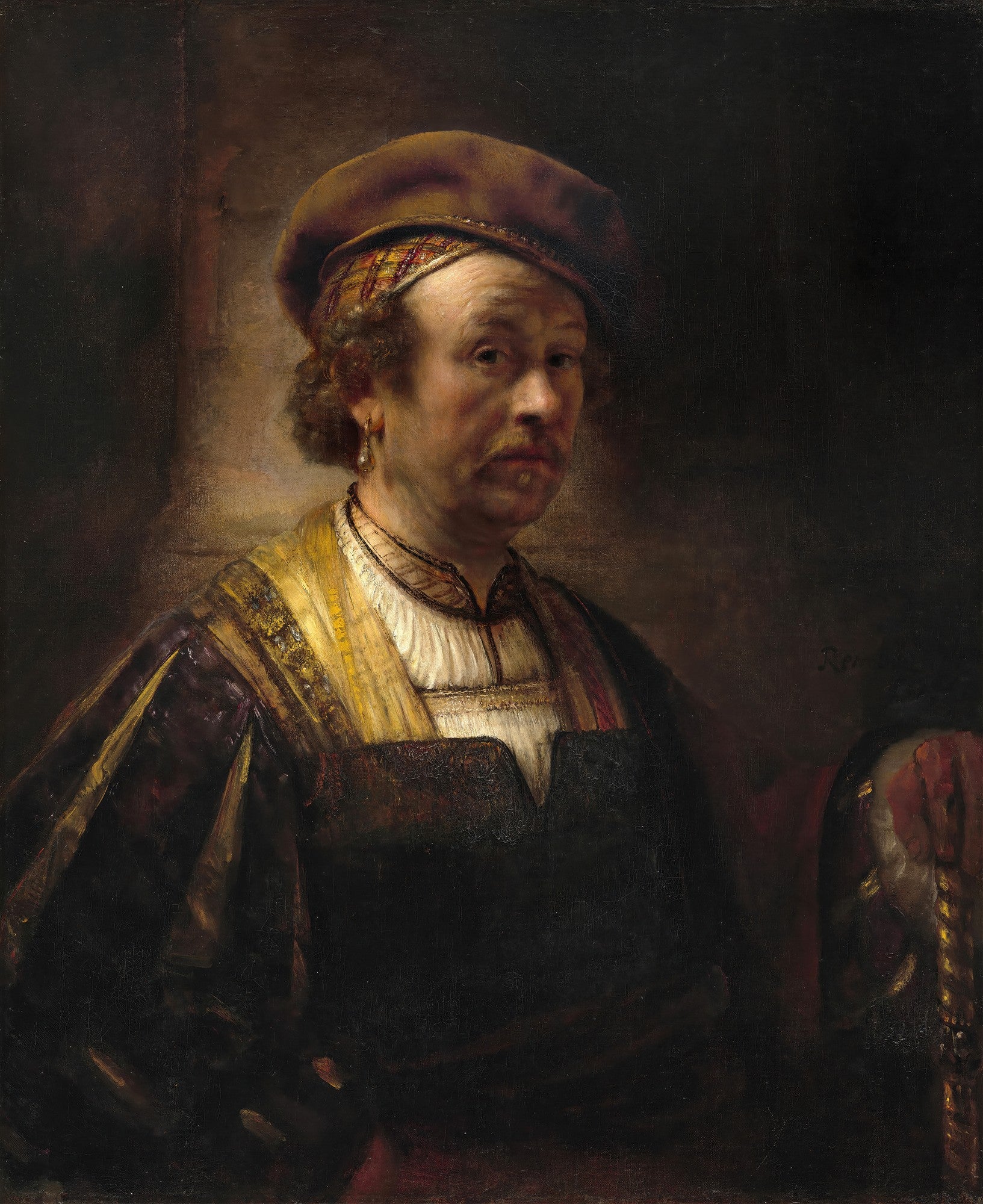Autorretrato de Rembrandt com barrete e colar, em tons escuros e iluminação dramática. O artista holandês encara o observador com um olhar sério e introspectivo. A pintura exibe a maestria do chiaroscuro, com um fundo escuro que realça o rosto iluminado e os detalhes de sua vestimenta rica em texturas.