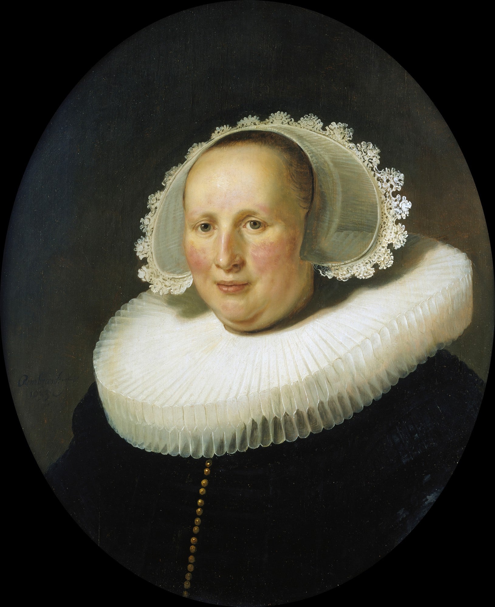 Retrato de uma mulher do século XVII, com touca de renda branca e gola pregueada, vestindo roupa escura e colar de pérolas, em fundo escuro. Obra de Rembrandt van Rijn.