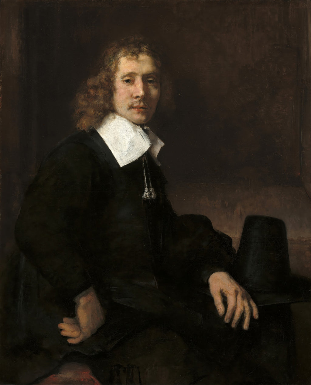 Retrato de um homem com cabelo encaracolado e bigode, vestindo roupas escuras e uma gola branca, sentado com um chapéu preto ao seu lado, em um fundo escuro. Obra atribuída a Rembrandt van Rijn.