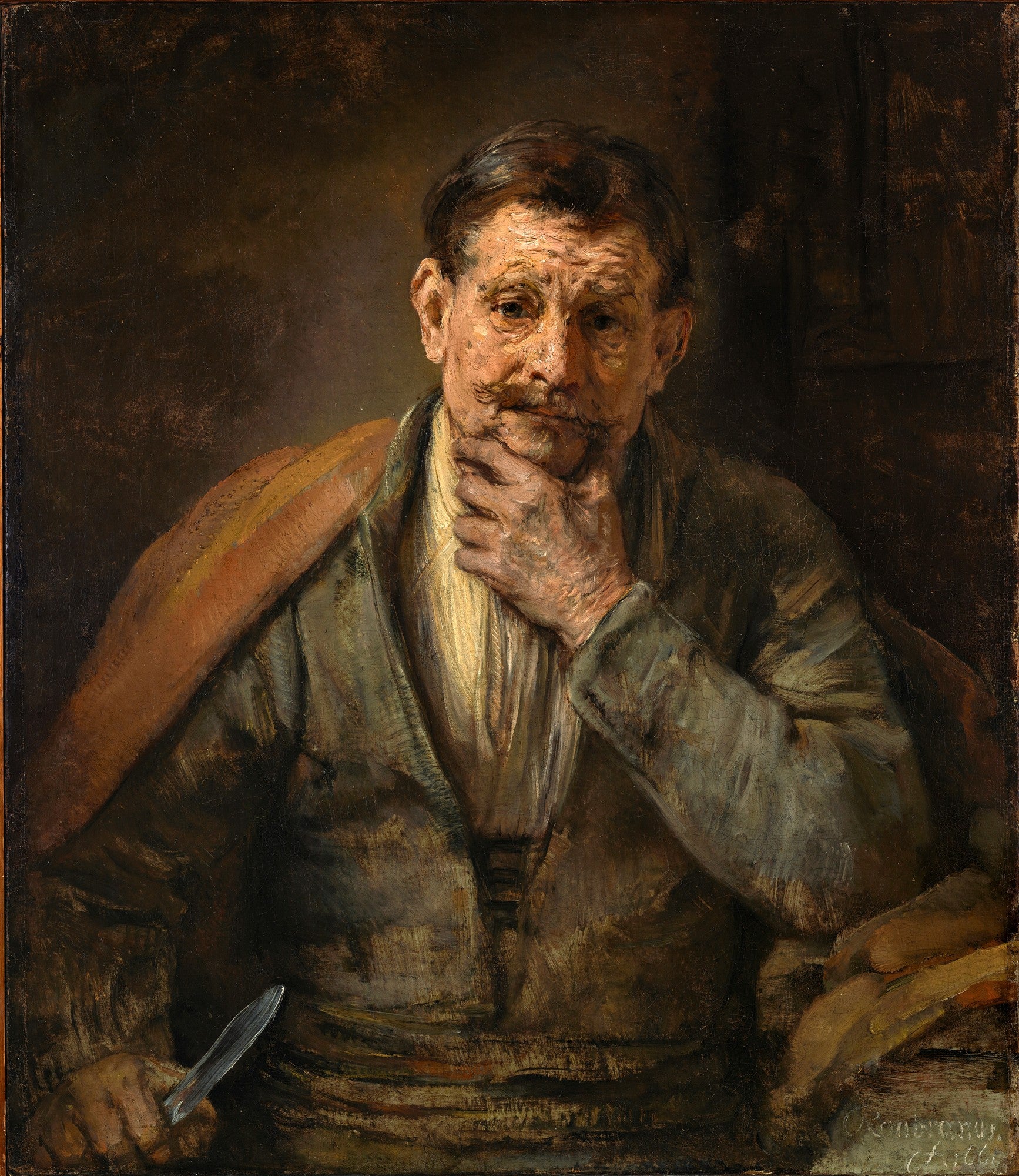 Retrato de um homem idoso, com bigode e cavanhaque, a mão direita no queixo em pose pensativa, vestindo casaco e camisa clara, com um manto laranja sobre o ombro esquerdo. O fundo é escuro. A obra é atribuída a Rembrandt.