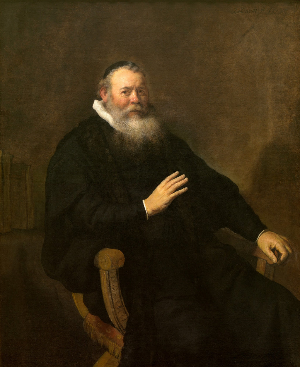 Retrato de um homem idoso com barba branca, vestindo roupas escuras e gola branca, sentado em uma cadeira de madeira, em uma pintura de Rembrandt.