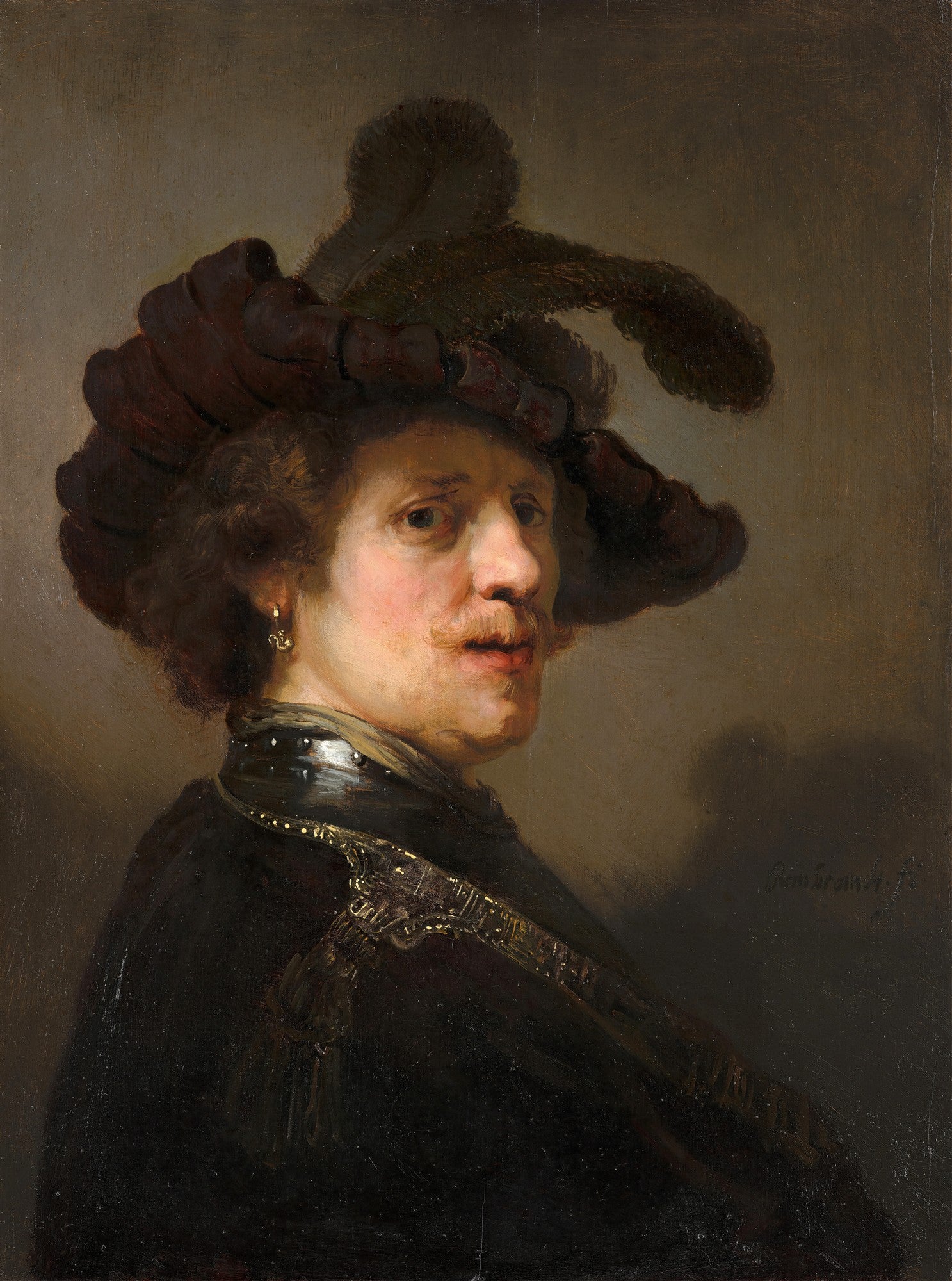 Autorretrato de Rembrandt van Rijn, um homem com um barrete escuro, um brinco de argola e vestes escuras, olhando ligeiramente para a direita com uma expressão séria. A iluminação dramática destaca seu rosto contra um fundo escuro.