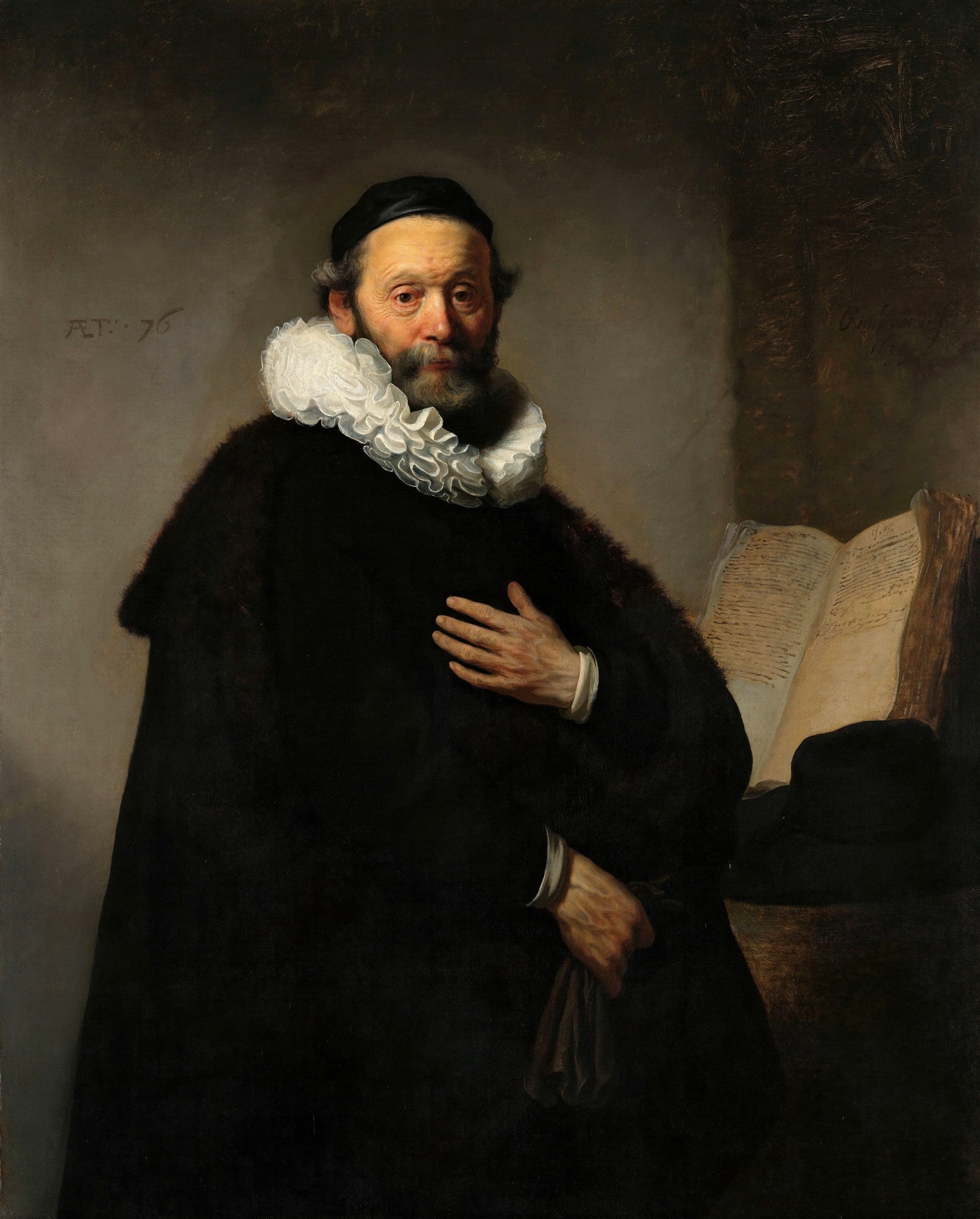 Retrato de um homem idoso com barba, vestindo um casaco escuro e um grande colarinho branco, com um livro aberto ao lado. Obra atribuída a Rembrandt van Rijn.