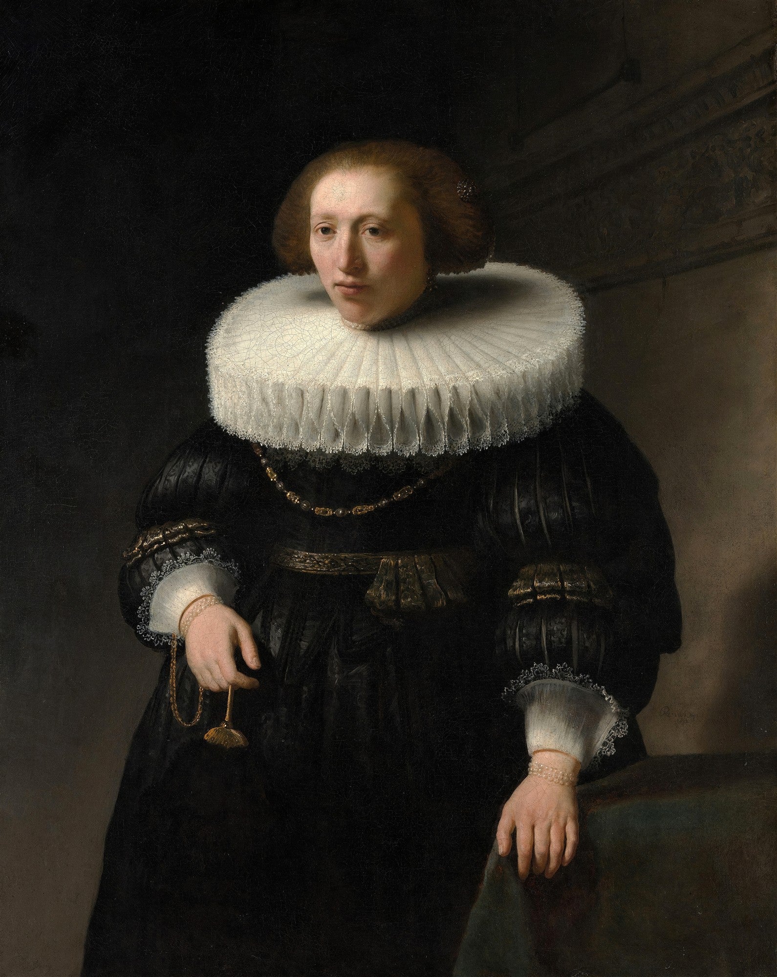 Retrato de mulher atribuído a Rembrandt, com gola de rufos branca, vestido escuro e fundo preto. Ela segura um leque e tem um olhar pensativo.