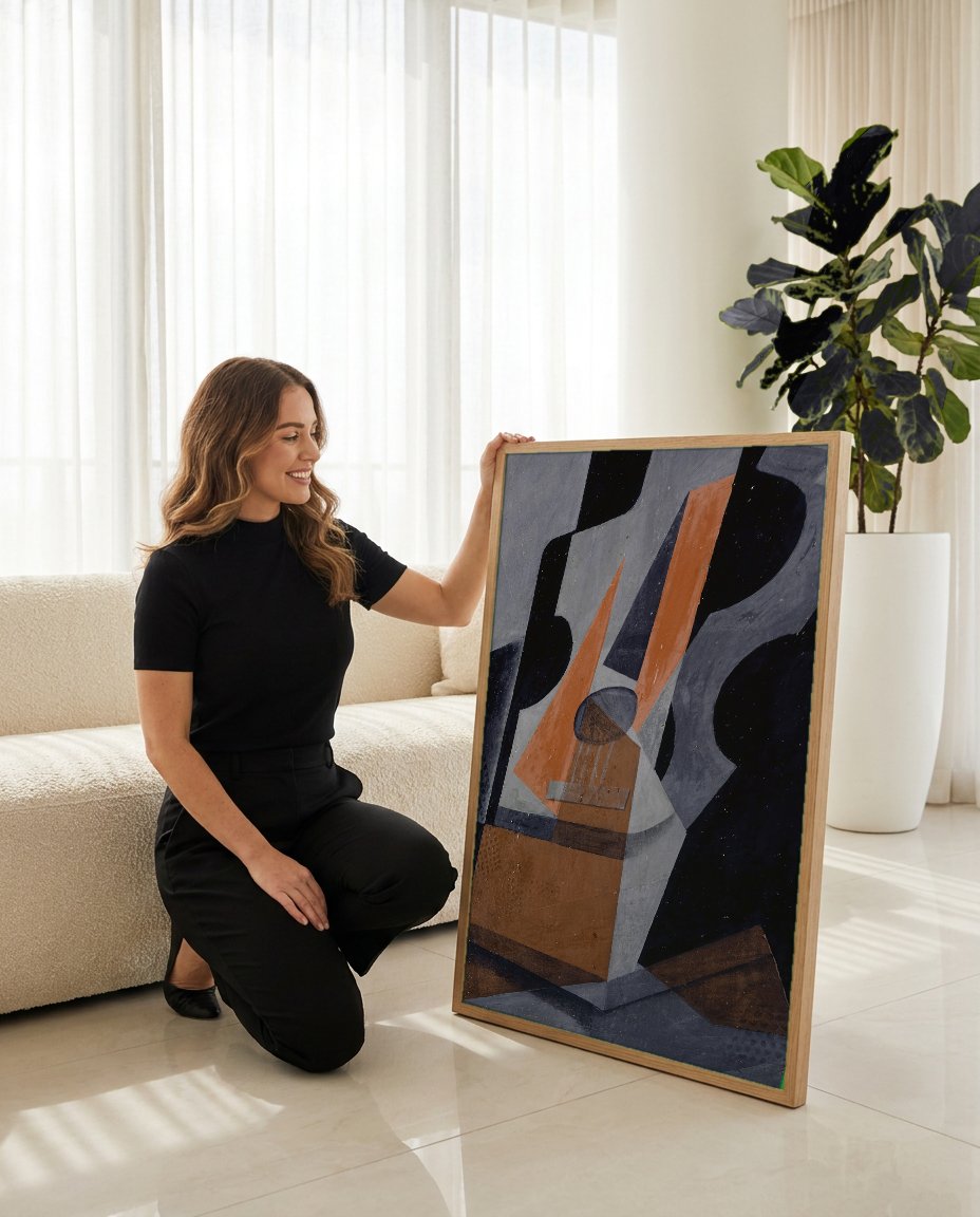 Quadro Decorativo A Guitarra - Juan Gris com modelo em ambiente