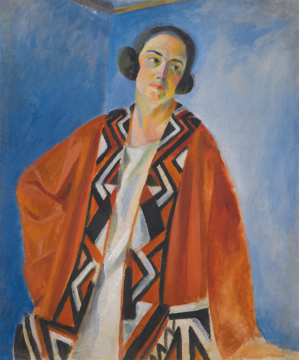 Retrato de mulher com semblante sério, vestindo um manto laranja e preto com padrões geométricos. Fundo azul. Obra de Robert Delaunay.