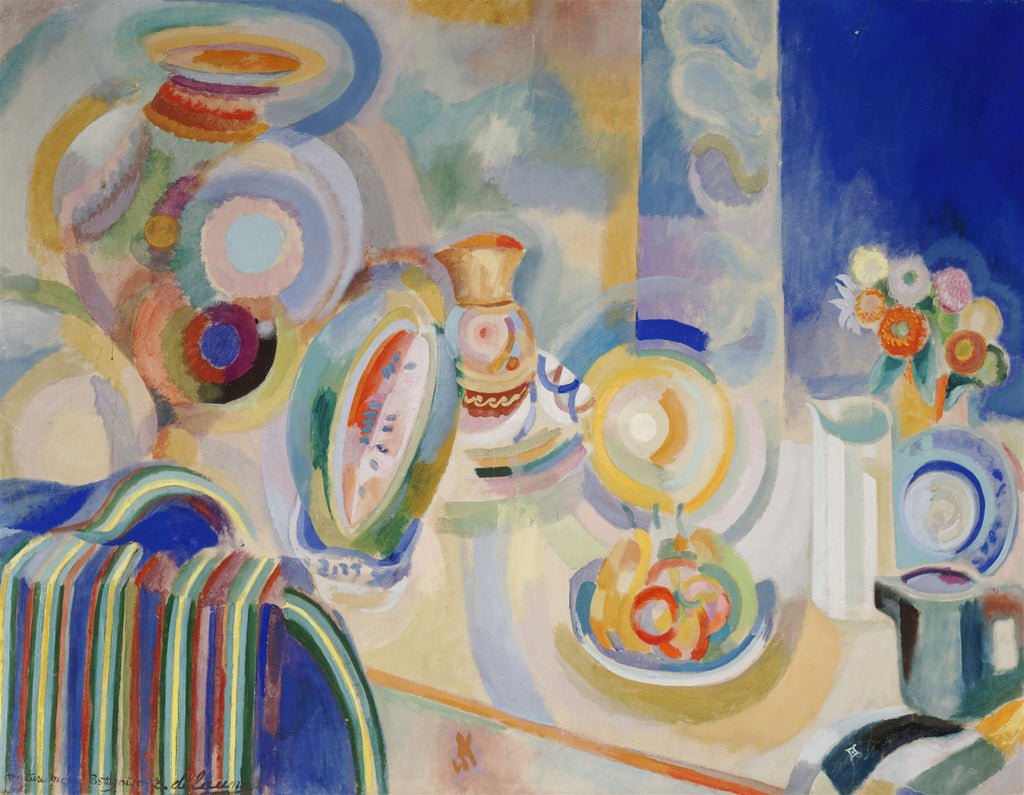 Uma pintura vibrante e abstrata de Robert Delaunay, Natureza-Morta Simultânea, apresentando objetos de mesa como melancia e jarras, com círculos e formas geométricas coloridas em tons de azul, amarelo, verde e vermelho, sobrepondo-se e criando movimento.