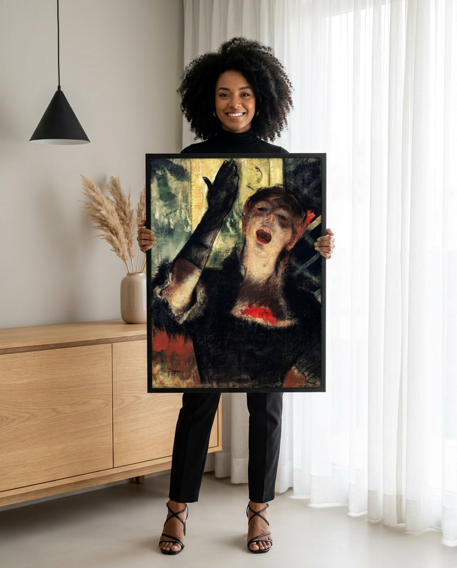 Quadro Decorativo A Cantora - Edgar Degas | modelo apresentando o quadro emoldurado
