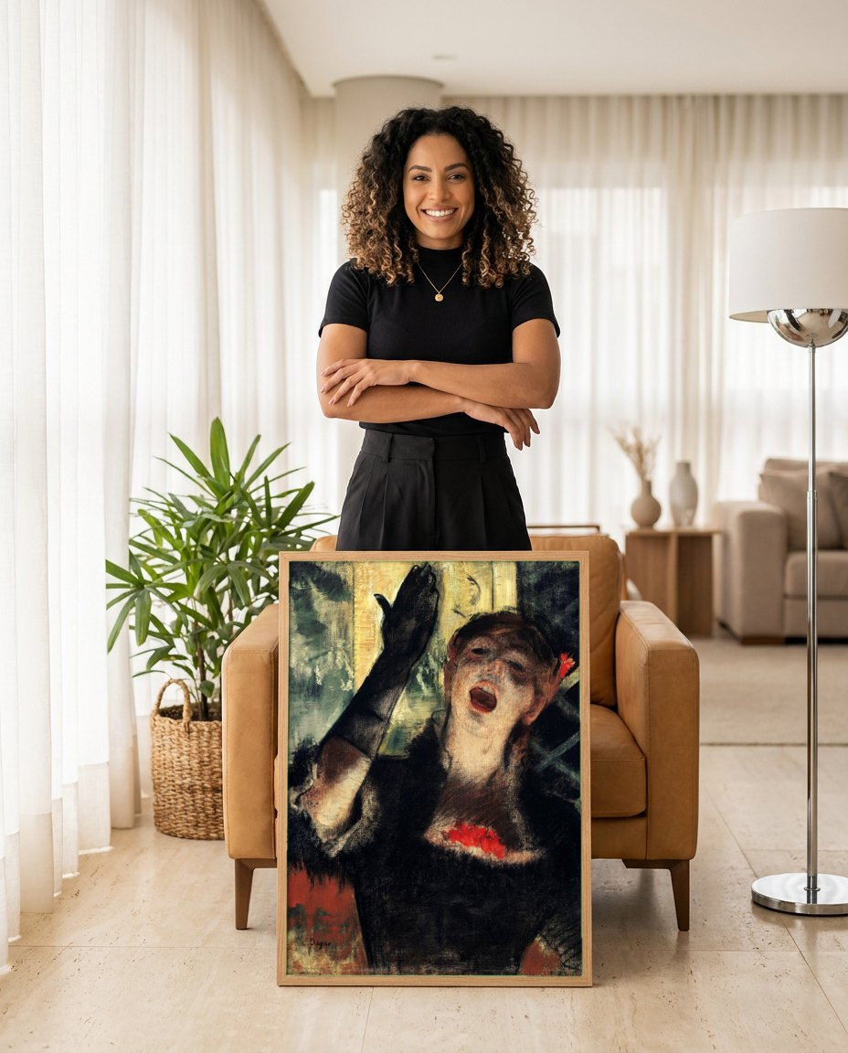 Quadro Decorativo A Cantora - Edgar Degas | modelo apresentando o quadro emoldurado