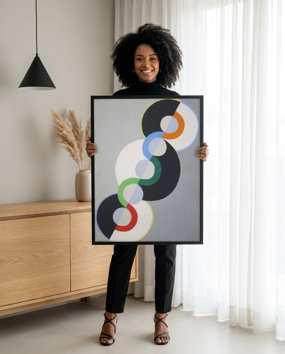 Quadro Decorativo Círculos Concêntricos - Robert Delaunay | modelo apresentando o quadro emoldurado