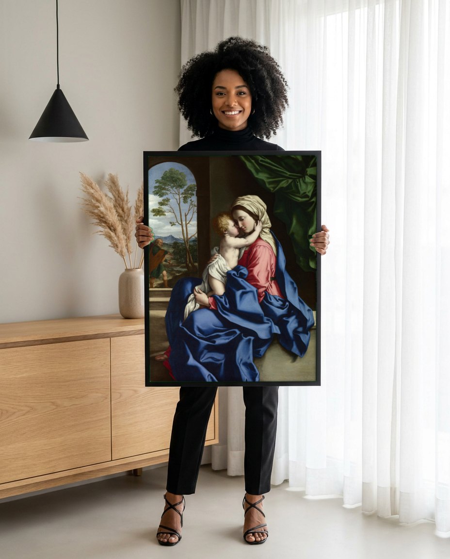 Quadro Decorativo Madonna com o Menino - Sassoferrato | modelo apresentando o quadro emoldurado