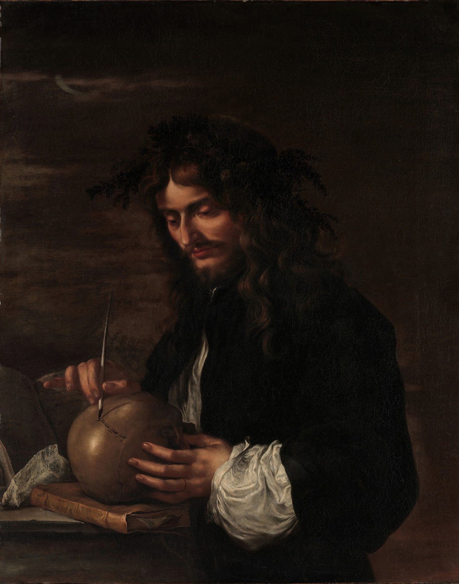 Autorretrato de Salvator Rosa em tons escuros, com o artista de cabelos longos e coroa de folhas, escrevendo em um crânio com uma pena, simbolizando a vanitas e a introspecção barroca.