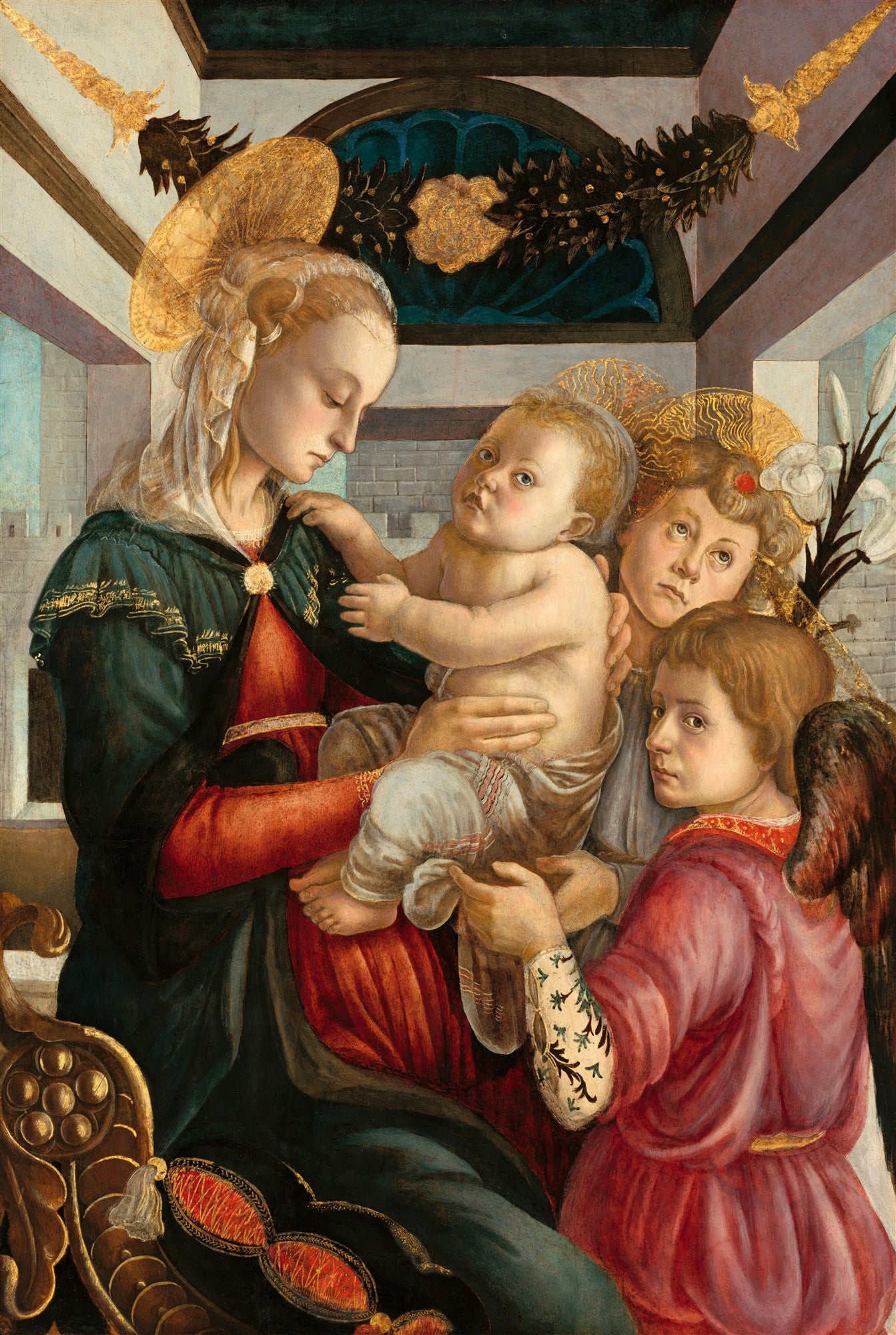 Quadro de Madona e o Menino Jesus com dois anjos, em estilo renascentista de Botticelli. A Virgem Maria segura o bebê Jesus, enquanto um anjo à direita oferece lírios e outro apoia o menino. Cores ricas e detalhes dourados.