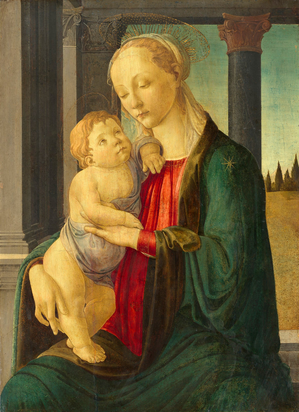 Pintura 'A Virgem e o Menino' de Sandro Botticelli, mostrando Maria em manto verde e vermelho segurando o Menino Jesus, com pilares e paisagem ao fundo.