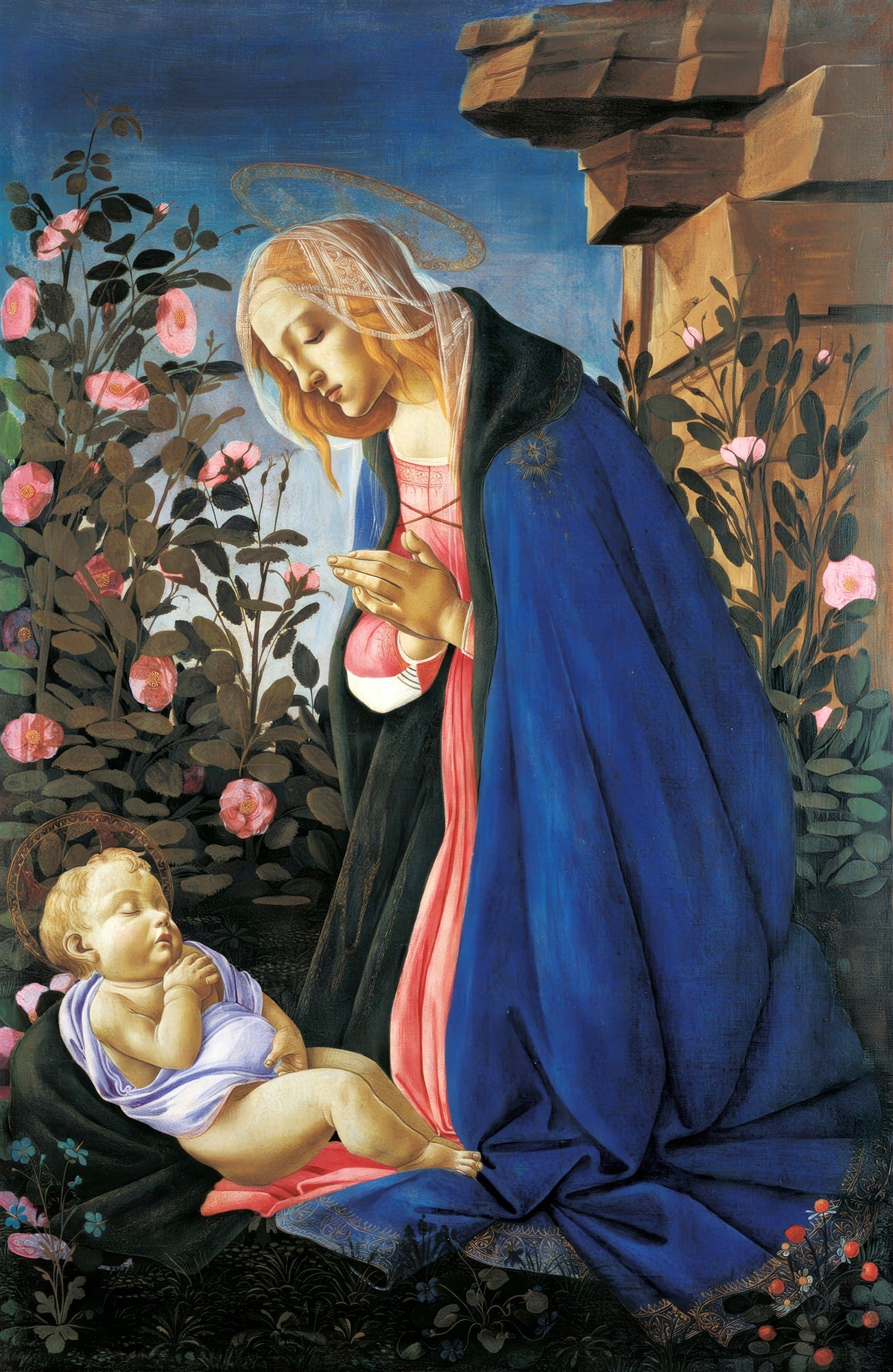 Quadro decorativo da Virgem Maria de Botticelli, em manto azul e túnica rosa, ajoelhada em oração ao lado do Menino Jesus adormecido, com rosas cor-de-rosa ao fundo.
