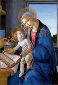 Quadro decorativo da pintura 'Madonna do Livro' de Sandro Botticelli, mostrando a Virgem Maria com o Menino Jesus, ambos com auréolas douradas, em um ambiente doméstico com um livro aberto.