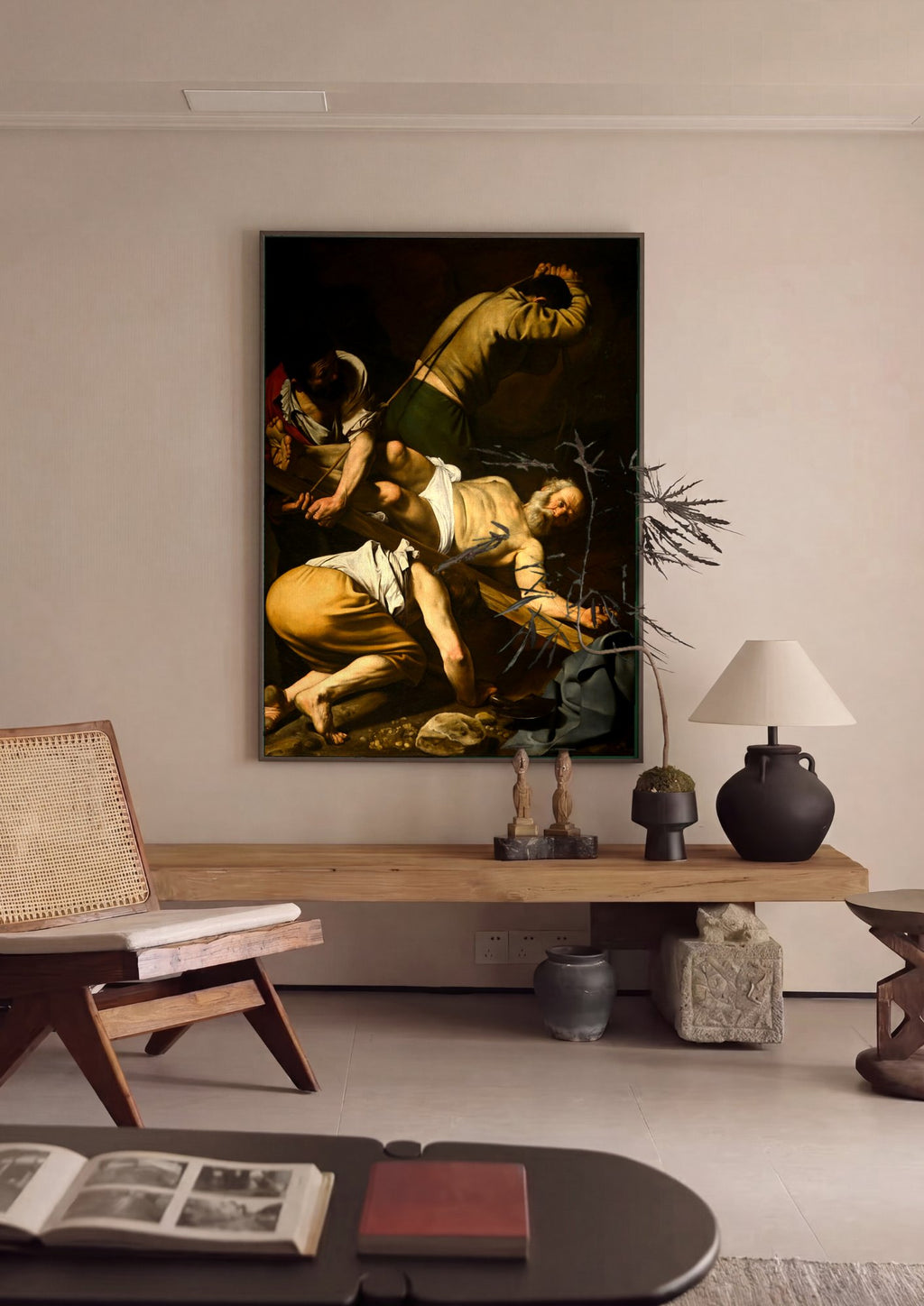 Quadro Decorativo A Crucificação de São Pedro - Caravaggio em ambiente decorado