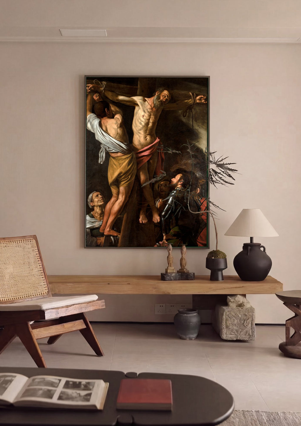 Quadro Decorativo A Crucificação de São Pedro - Caravaggio em ambiente decorado