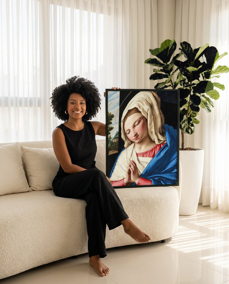 Quadro Decorativo A Virgem em Oração - Sassoferrato com modelo em ambiente
