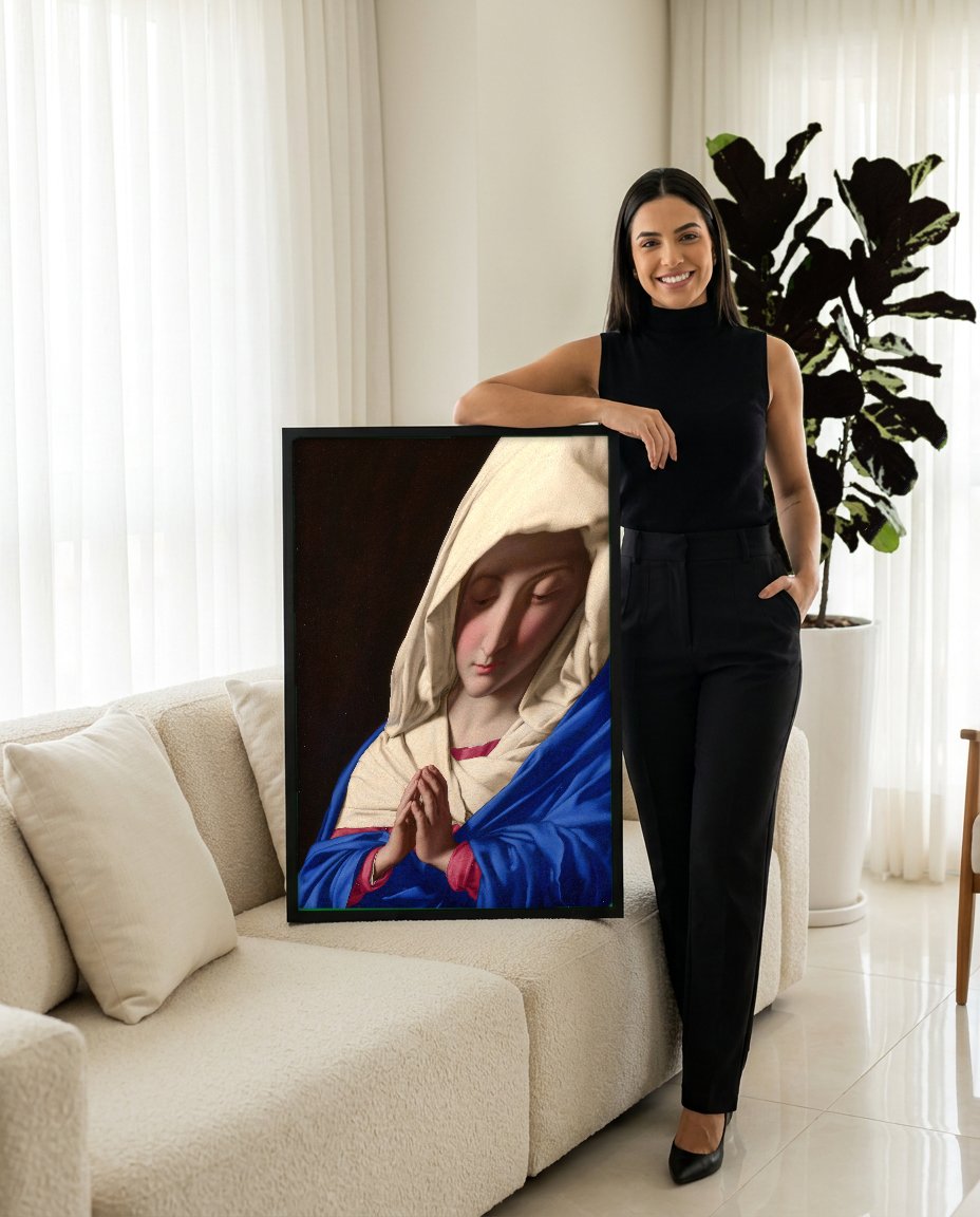 Quadro Decorativo A Virgem em Oração - Sassoferrato com modelo em ambiente