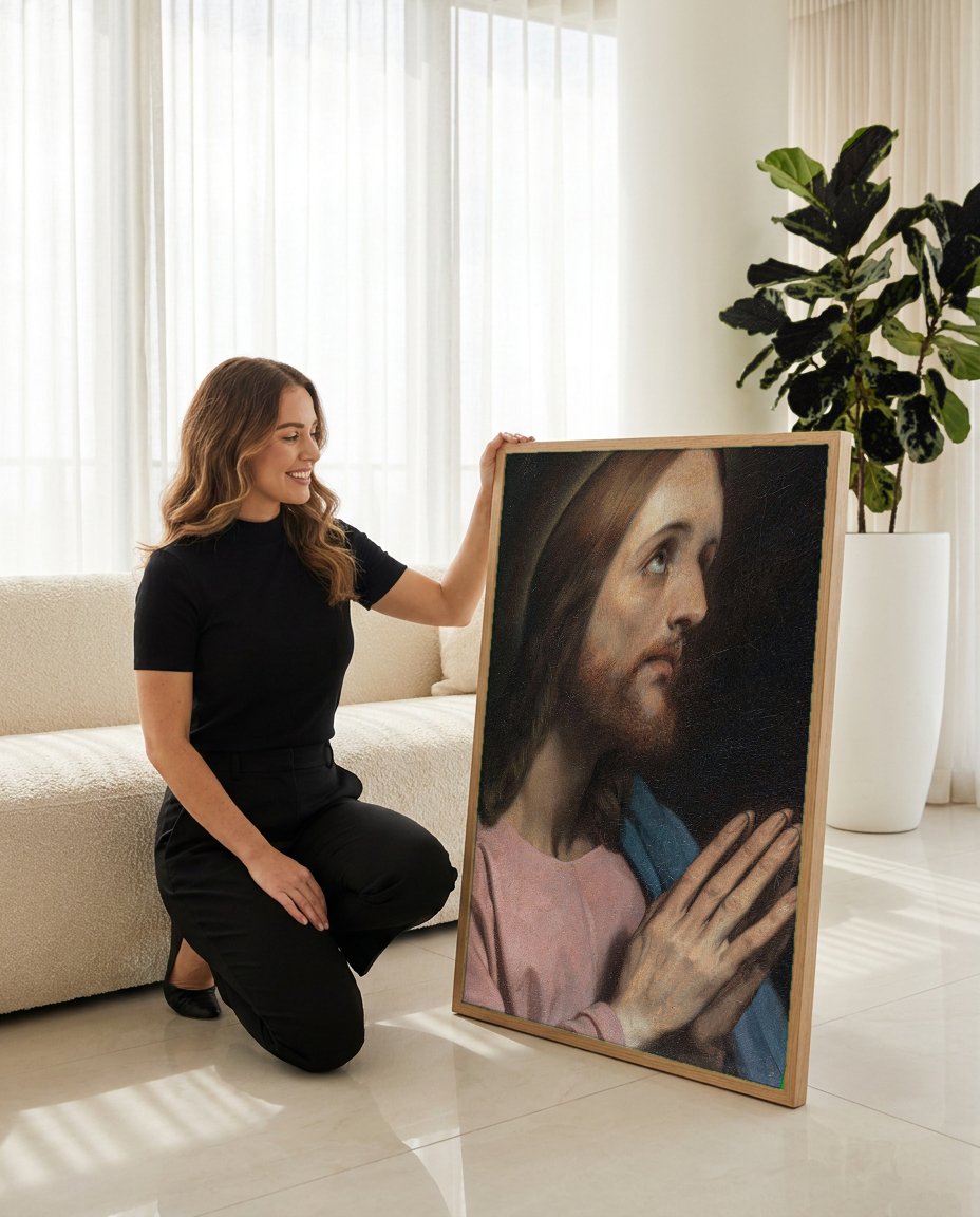 Quadro Decorativo Jesus em Oração - Ary Scheffer com modelo em ambiente