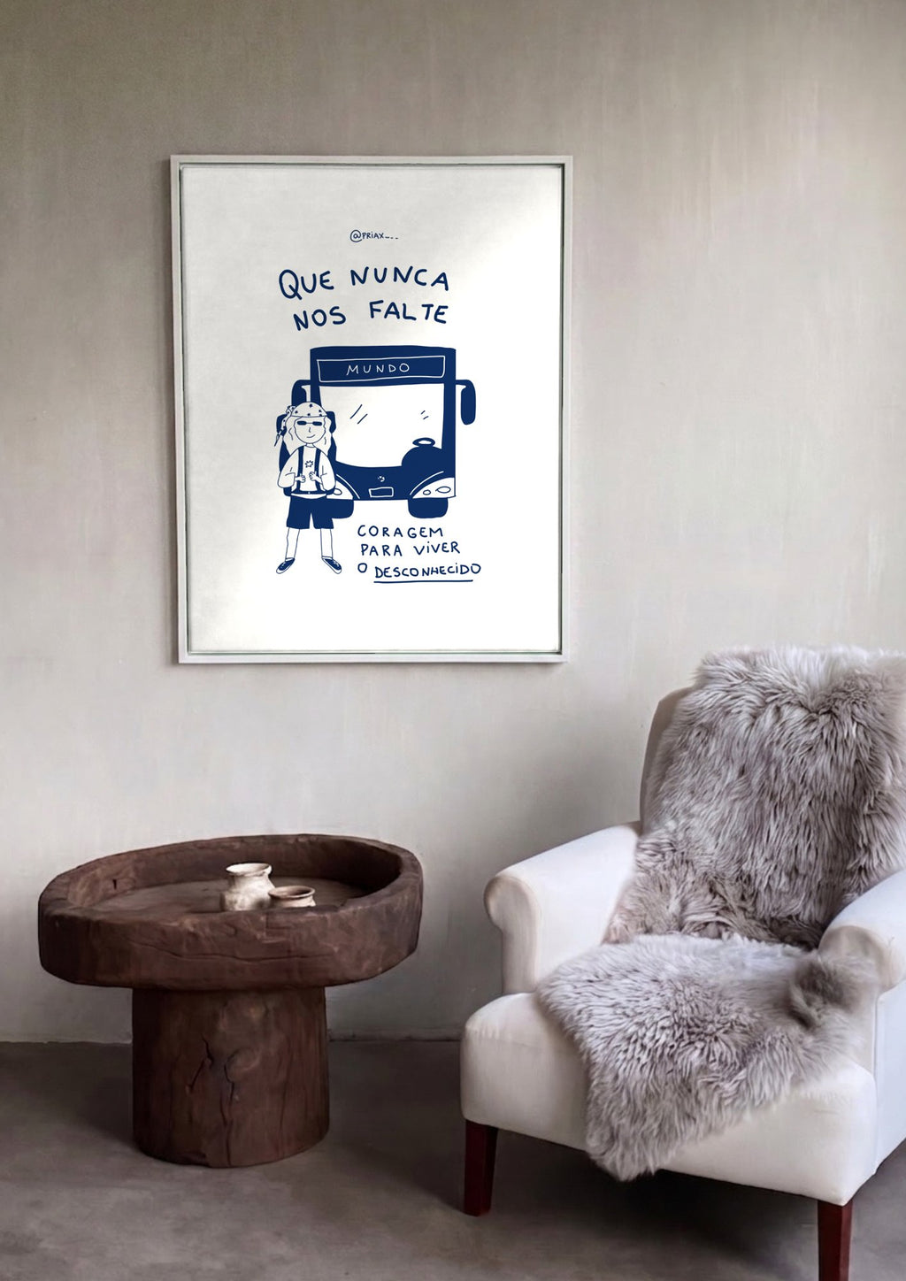 Quadro Decorativo 'Que Nunca Nos Falte Coragem' - Mochileira - Priscila Maciel em ambiente decorado