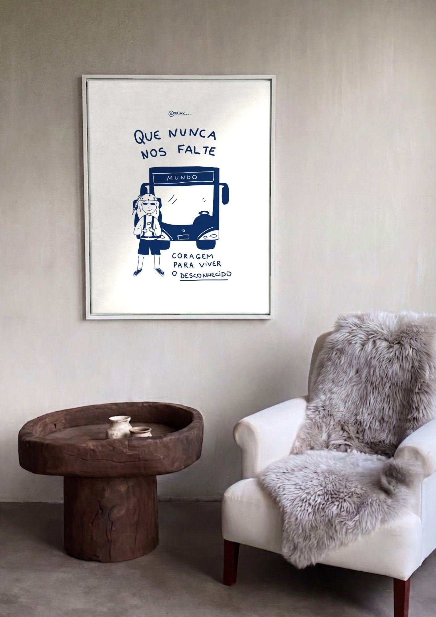 Quadro Decorativo 'Que Nunca Nos Falte Coragem' - Mochileira - Priscila Maciel em ambiente decorado