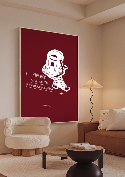 Quadro Decorativo 'Mulher Viajante Revolucionária' - Bordô - Priscila Maciel em ambiente decorado