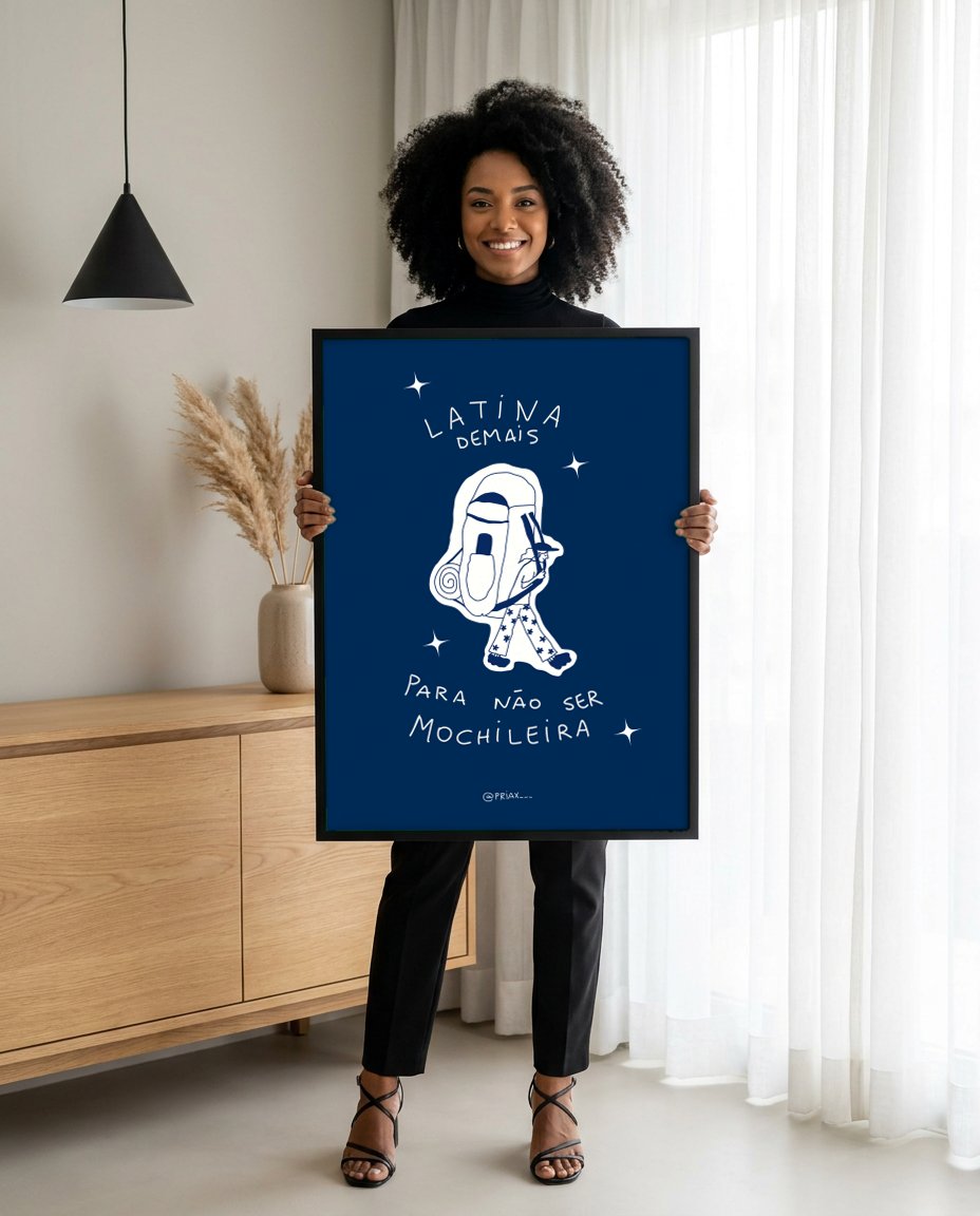 Quadro Decorativo 'Latina' - Marinho - Priscila Maciel com modelo em ambiente