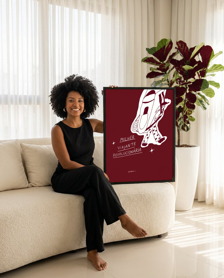 Quadro Decorativo 'Mulher Viajante Revolucionária' - Bordô - Priscila Maciel com modelo em ambiente