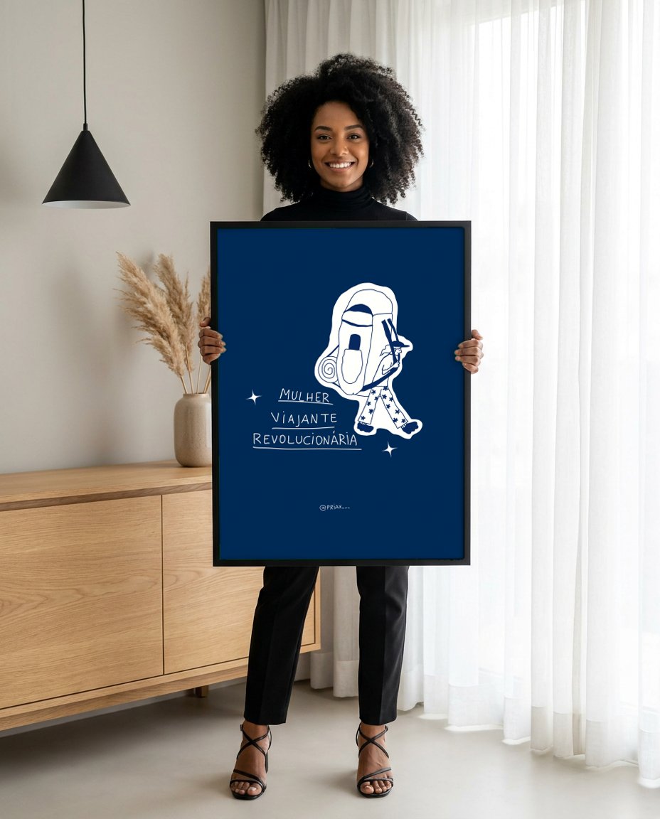 Quadro Decorativo 'Mulher Viajante Revolucionária' - Marinho - Priscila Maciel com modelo em ambiente