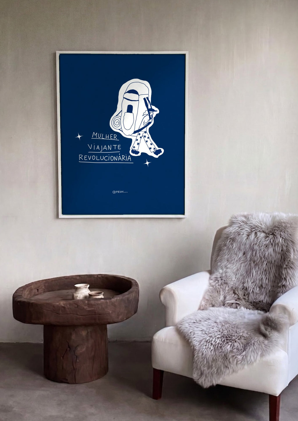 Quadro Decorativo 'Mulher Viajante Revolucionária' - Marinho - Priscila Maciel em ambiente decorado