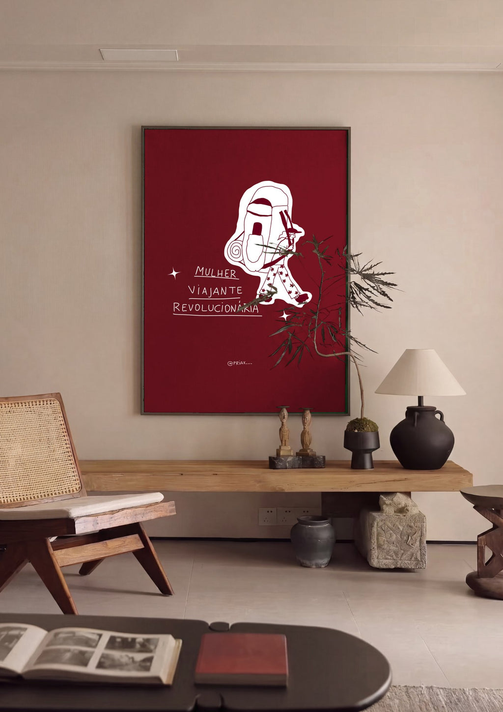 Quadro Decorativo 'Mulher Viajante Revolucionária' - Bordô - Priscila Maciel em ambiente decorado