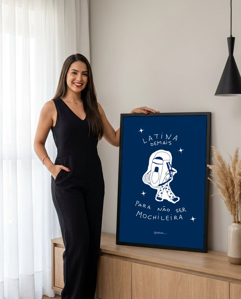 Quadro Decorativo 'Latina' - Marinho - Priscila Maciel com modelo em ambiente